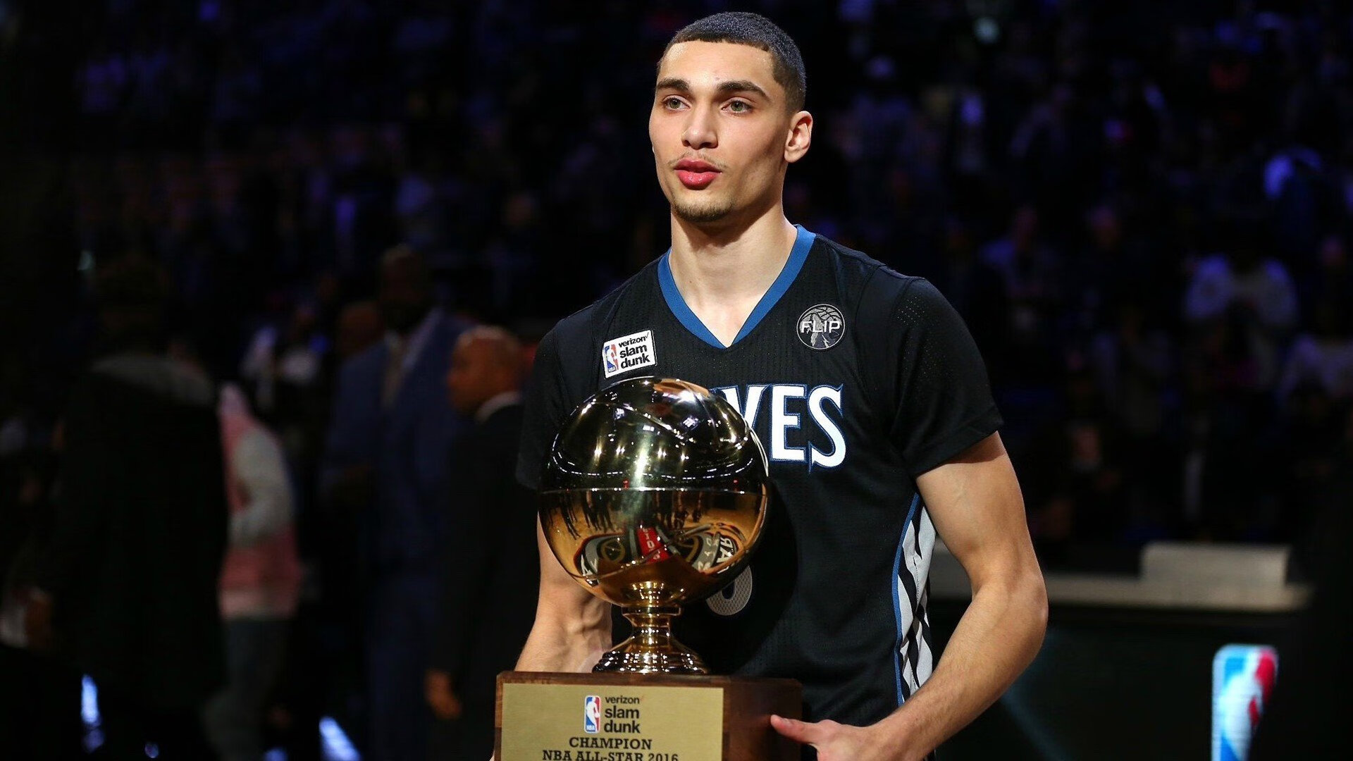 这是一个非常具有魔幻现实主义色彩的标题和内容组合。它巧妙地将NBA（雷霆、公牛）中超（主帅复盘）CBA（北京国安官宣）这几个完全不同的体育世界以一种新闻联播体的方式融合在一起